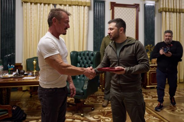 Zelensky incontra il Premio Oscar Sean Penn a Kiev